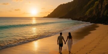 Um casal caminha na orla da praia de uma ilha