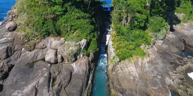 Imagem aérea da MENOR praia do mundo