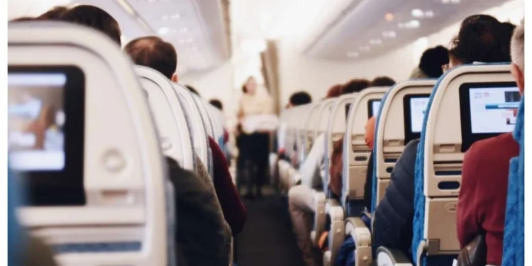 Quer viajar de avião e pagar menos? Veja qual o melhor horário e dia para comprar passagens aéreas