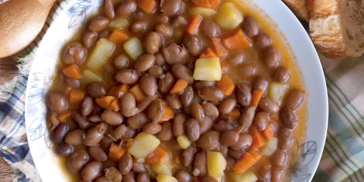 Nem chuchu, nem repolho: veja quais são os melhores legumes para colocar no feijão