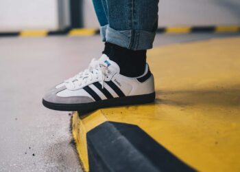 Tênis clássico da década de 50 volta a moda; descubra qual é e como voltar