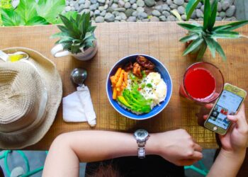 Quer economizar com a alimentação durante a sua viagem aérea? Veja como!