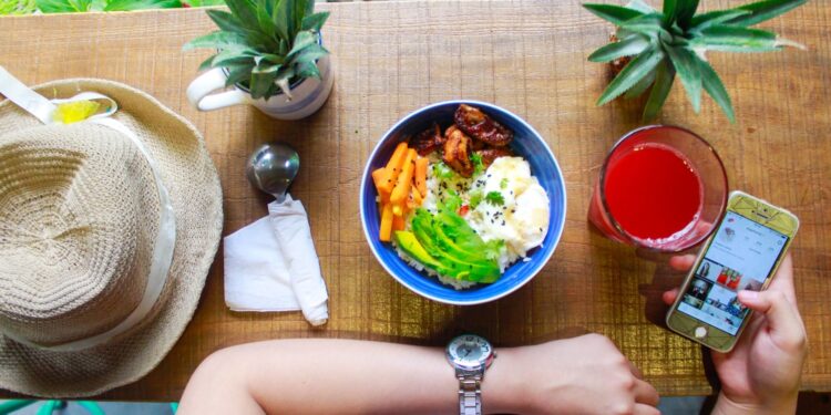 Quer economizar com a alimentação durante a sua viagem aérea? Veja como!