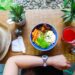 Quer economizar com a alimentação durante a sua viagem aérea? Veja como!