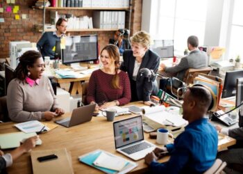 Como se proteger de colegas invejosos no trabalho