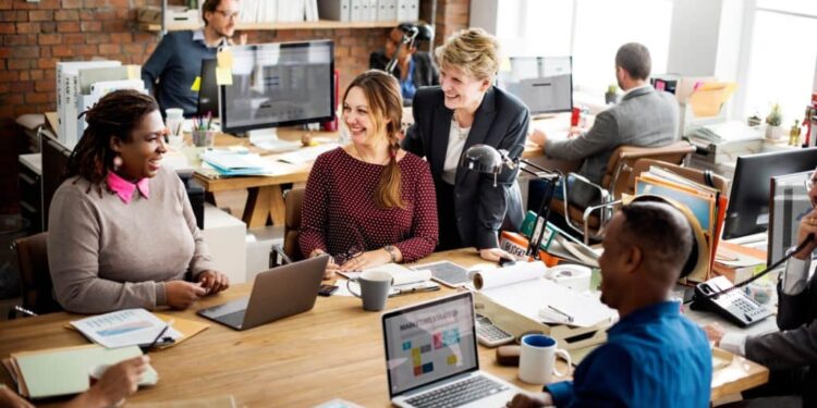 Como se proteger de colegas invejosos no trabalho