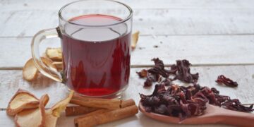 Benefícios do chá de hibisco para a saúde e as contraindicações