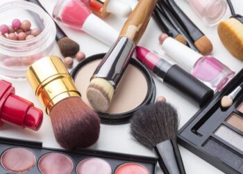 Veja como proteger a sua visão ao utilizar produtos de beleza