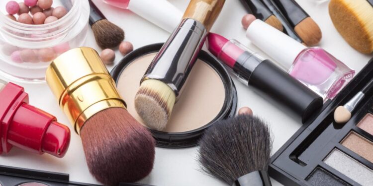 Veja como proteger a sua visão ao utilizar produtos de beleza