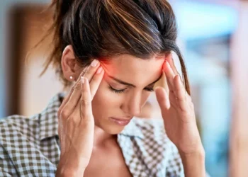 6 sinais que você deve observar quando está com dor de cabeça; veja quais são