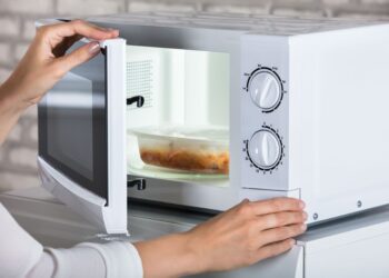 Como descongelar comida congelada eficientemente no micro-ondas