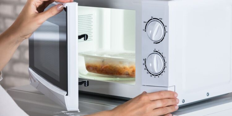 Como descongelar comida congelada eficientemente no micro-ondas