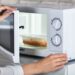 Como descongelar comida congelada eficientemente no micro-ondas