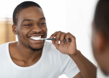 Posso colocar água na pasta de dente antes de escovar os dentes?
