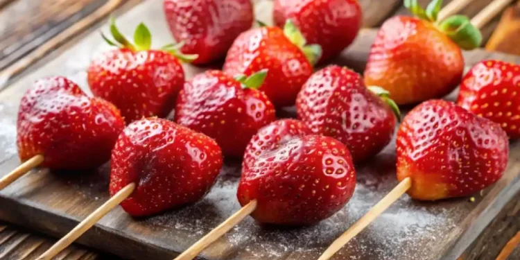 Como fazer a calda do Morango do Amor? Aprenda a fazer o doce que conquistou os brasileiros