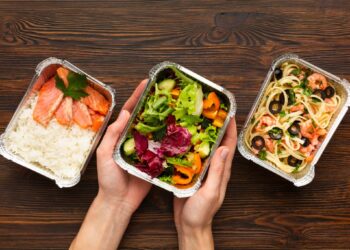 Trabalho presencial: comer marmita ou comer fora?