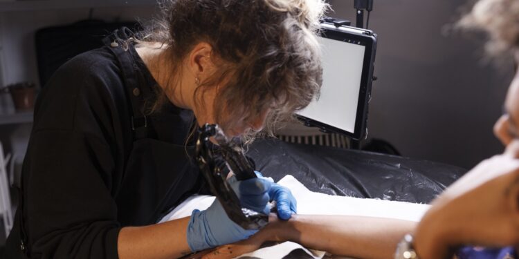 Como fazer tatuagem com segurança e evitar infecções?