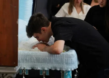 Beijar o morto no caixão faz mal?