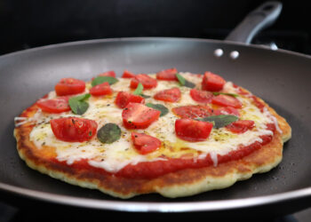 Como fazer pizza na frigideira em menos de 10 minutos