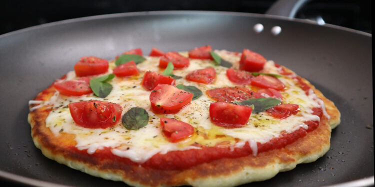 Como fazer pizza na frigideira em menos de 10 minutos