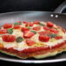 Como fazer pizza na frigideira em menos de 10 minutos