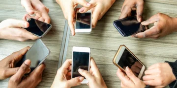 Os anúncios do celular parecem que leem sua mente? Entenda como!