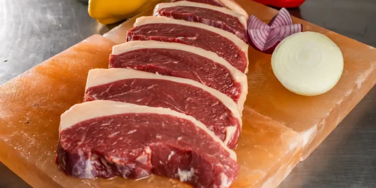 O que acontece com o organismo quando paramos de comer carne? Especialista explica