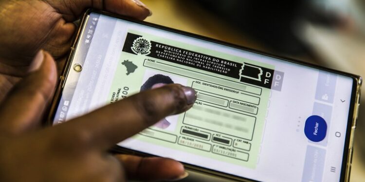 Posso dirigir apenas com a CNH digital? Veja o que diz a lei de trânsito