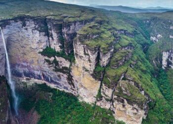 Essa cachoeira escondida do Nordeste é conhecida como "Oásis do Sertão"; descubra esse paraíso