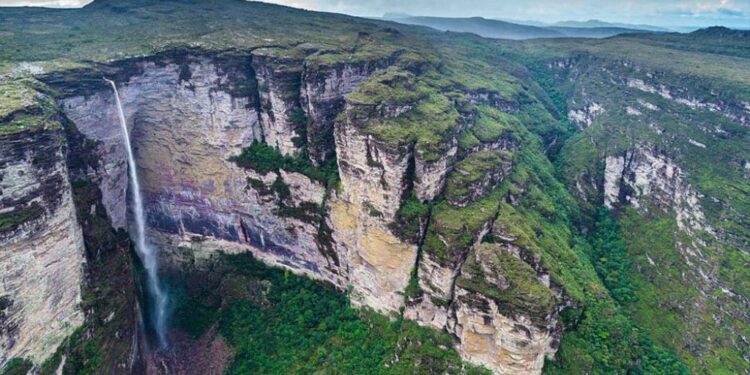 Essa cachoeira escondida do Nordeste é conhecida como "Oásis do Sertão"; descubra esse paraíso