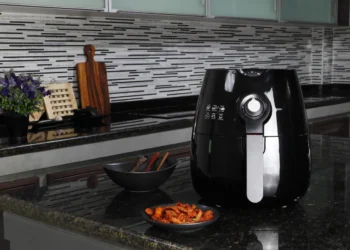 Nem papel alumínio, nem papel manteiga: veja o item essencial para usar na air fryer sem sujar