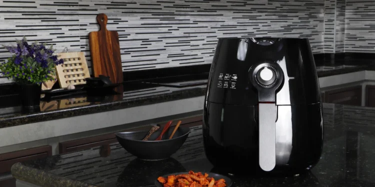 Nem papel alumínio, nem papel manteiga: veja o item essencial para usar na air fryer sem sujar