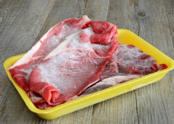 Esqueceu de tirar a carne do congelador? Veja esse truque que vai te ajudar em 15 minutos