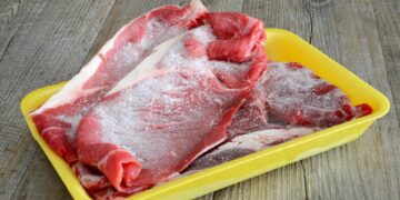 Esqueceu de tirar a carne do congelador? Veja esse truque que vai te ajudar em 15 minutos