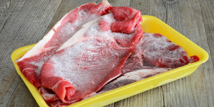 Esqueceu de tirar a carne do congelador? Veja esse truque que vai te ajudar em 15 minutos