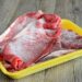Esqueceu de tirar a carne do congelador? Veja esse truque que vai te ajudar em 15 minutos
