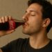 Os amantes da coca-cola estão desesperados: o refrigerante está sumindo das prateleiras