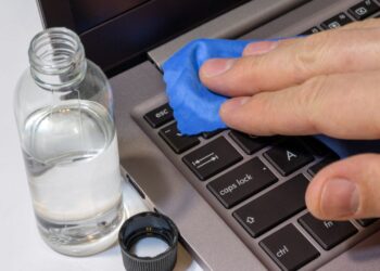 Não aguenta mais o teclado sujo do seu notebook? Veja essas dicas para limpar corretamente