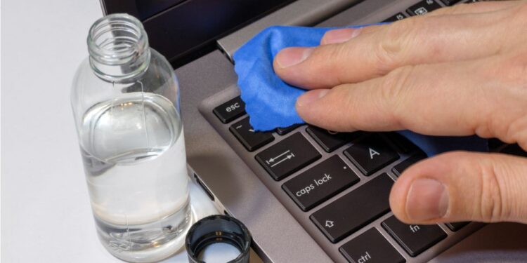 Não aguenta mais o teclado sujo do seu notebook? Veja essas dicas para limpar corretamente