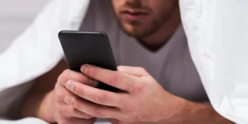 Carregar o telefone na cama enquanto dorme é perigoso? Veja o que dizem os especialistas