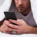 Carregar o telefone na cama enquanto dorme é perigoso? Veja o que dizem os especialistas
