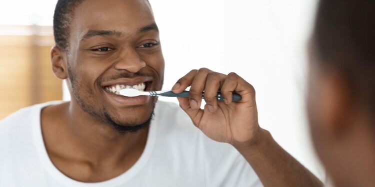 Esse hábito simples antes de dormir pode te salvar de um AVC; descubra qual é e comece a pôr em prática