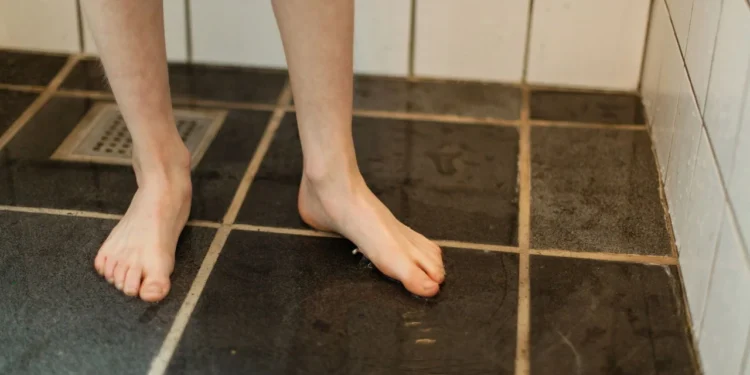 Colocar os pés na água com vinagre faz bem? Especialista explica os benefícios