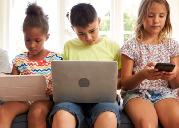 Especialistas alertam para o uso da internet por crianças e adolescentes; veja 10 dicas de como protegê-los