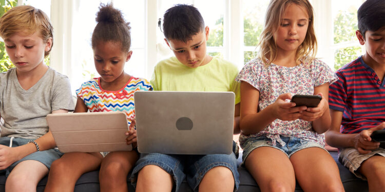Especialistas alertam para o uso da internet por crianças e adolescentes; veja 10 dicas de como protegê-los
