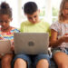 Especialistas alertam para o uso da internet por crianças e adolescentes; veja 10 dicas de como protegê-los