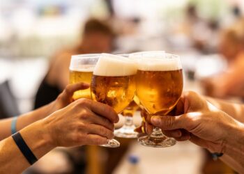 Cerveja sem álcool é menos prejudicial que a cerveja normal? Veja o que dizem os especialistas