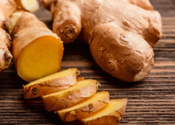 Gengibre ajuda na redução de inflamações na garganta e no estômago