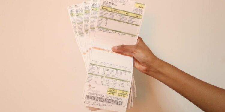 Brasileiros com painel solar em casa precisam preparar o bolso para pagar MAIS na conta de luz