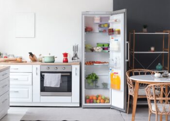 Sua geladeira faz barulho do nada de noite? Descubra o motivo!